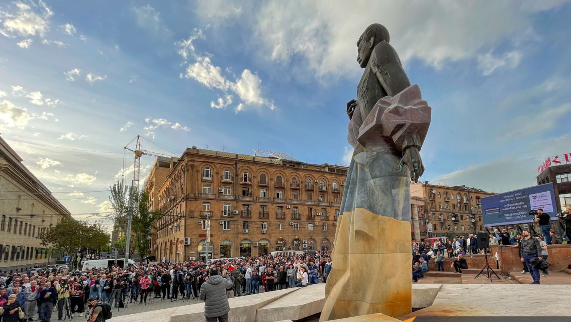 Собравшиеся в поддержку сюникцев люди перед митингом оппозиции (22 апреля 2021). Еревaн - Sputnik Արմենիա, 1920, 22.04.2021