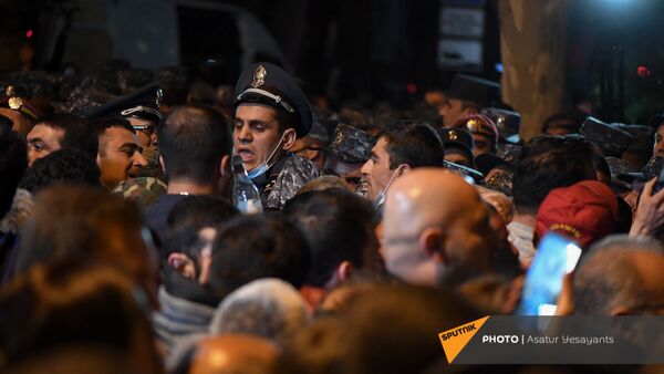 Задержания участников во время митинга в поддержку сюникцев (22 апреля 2021). Еревaн - Sputnik Արմենիա