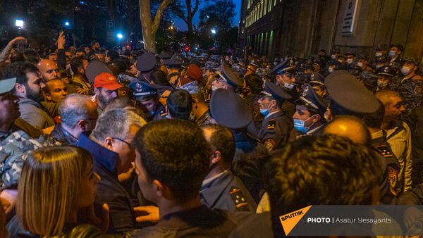 Задержания во время митинга в поддержку сюникцев (22 апреля 2021). Еревaн - Sputnik Արմենիա