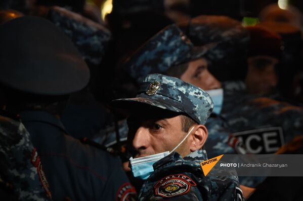 Полицейские во время митинга в поддержку сюникцев (22 апреля 2021). Еревaн - Sputnik Армения