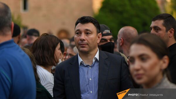 Эдуард Шармазанов во время митинга в поддержку сюникцев (22 апреля 2021). Еревaн - Sputnik Армения