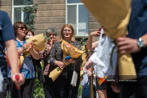 Матери и жены пациентов реабилитационного центра Защитника Отечества, во время церемонии открытия центра протезирования (23 апреля 2021). Еревaн - Sputnik Армения