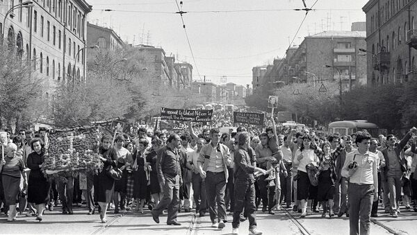 Шествие жителей в День памяти жертв геноцида армян 1915 года (24 апреля 1989). Еревaн - Sputnik Արմենիա