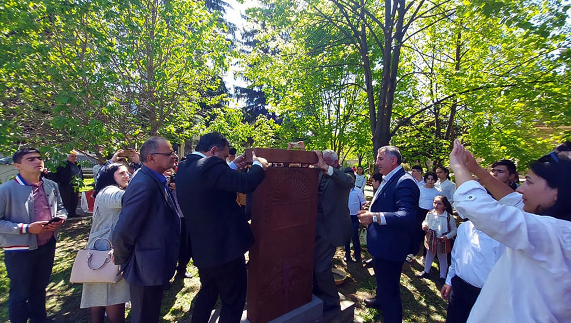 Церемония установки хачкара в центральном парке села в память о героях, погибших во все времена за защиту Родины (23 апреля 2021). Бердаван - Sputnik Արմենիա, 1920, 23.04.2021
