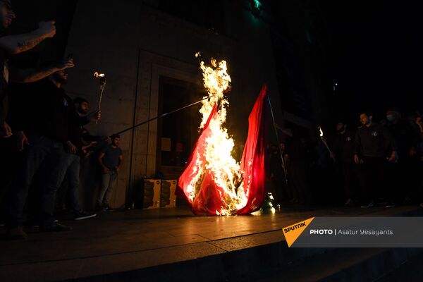 Сожжение флага Турции во время факельного шествия в память жертвам Геноцида армян (23 апреля 2021). Ереван - Sputnik Армения