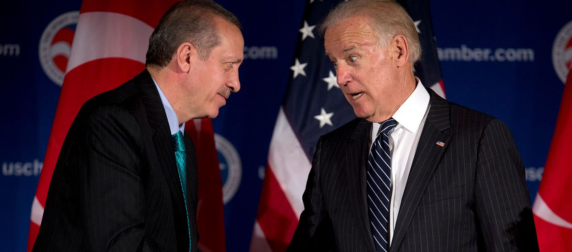 Вице-президент США Джо Байден и премьер-министр Турции Реджеп Тайип Эрдоган приветствуют друг друга во время круглого стола, организованного Торговой палатой США (16 мая 2013). Вашингтон - Sputnik Армения, 1920, 27.04.2021