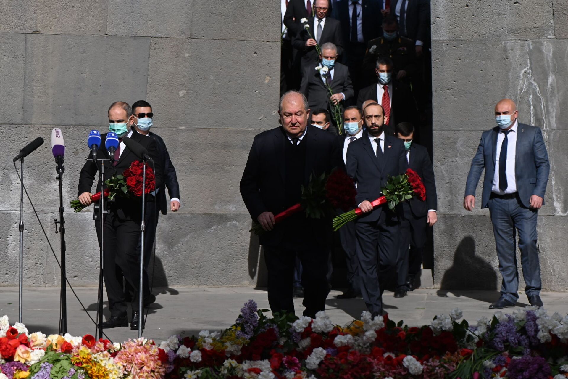 Премьер-министр и президент Армении посетили Цицернакаберд. Фото - Sputnik Армения, 1920, 24.04.2021