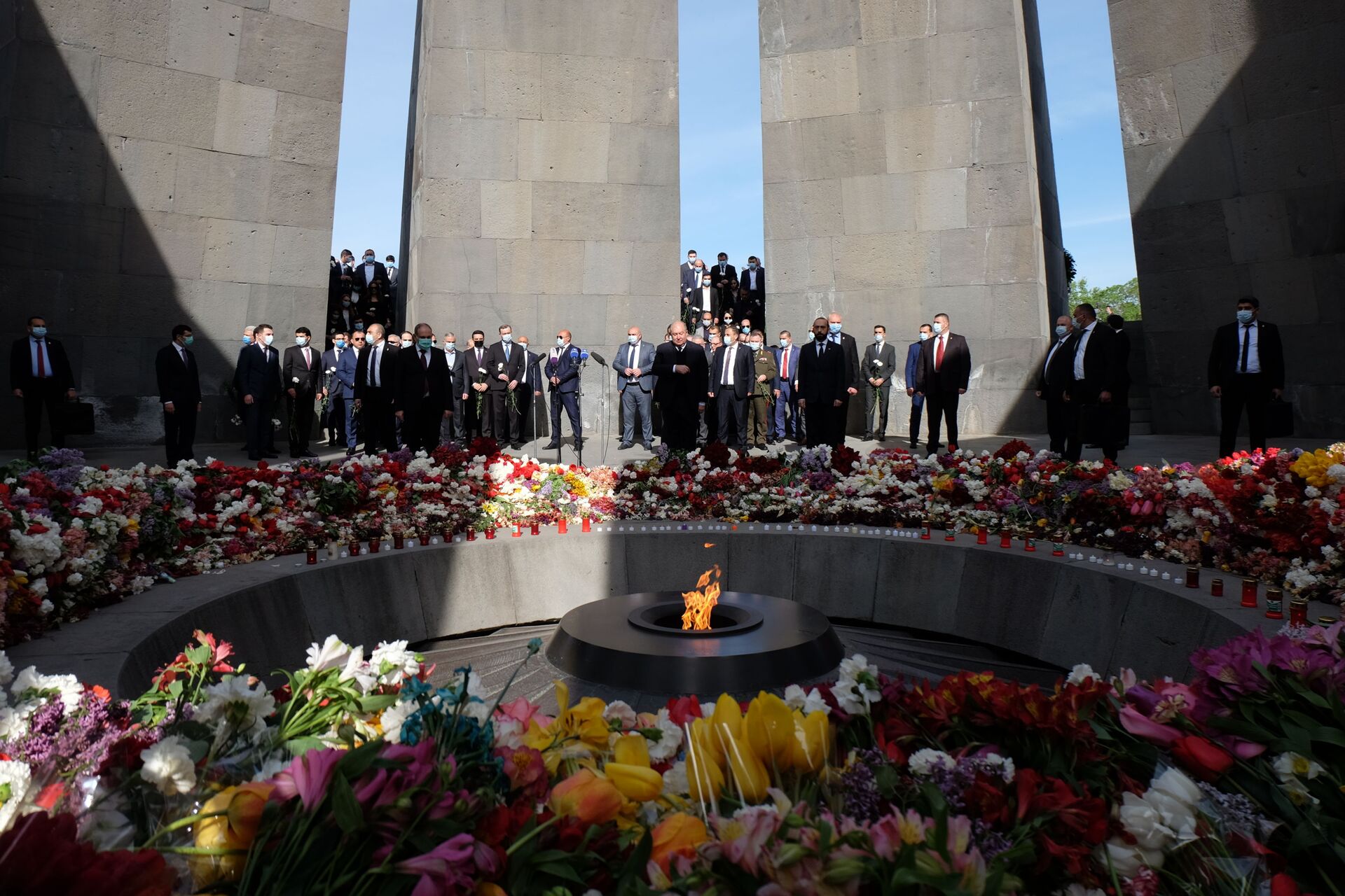 Премьер-министр и президент Армении посетили Цицернакаберд. Фото - Sputnik Армения, 1920, 24.04.2021