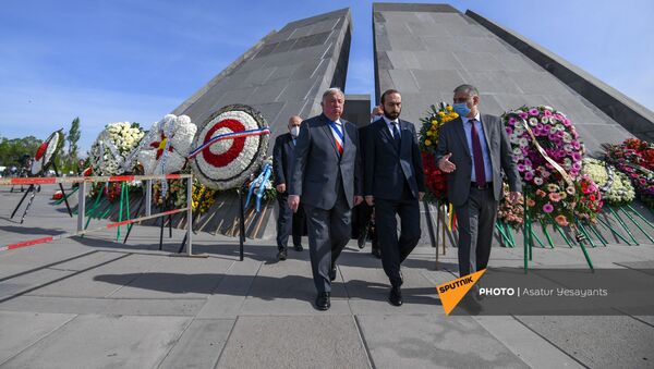 Делегация Сената Франции во главе с председателем Жираром Ларше и спикер Парламента Армении Арарат Мирзоян в Мемориальном комплексе Цицернакаберд (24 апреля 2021). Еревaн - Sputnik Армения