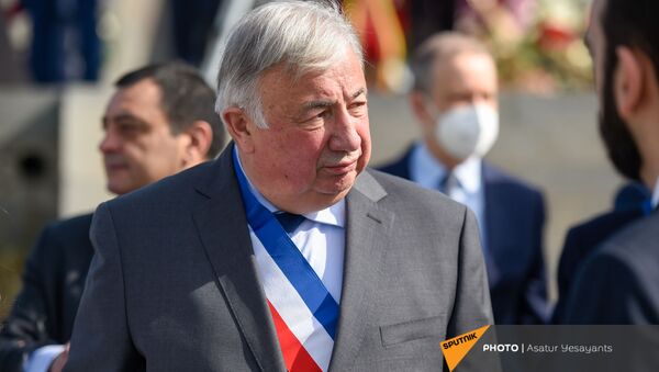 Председатель Сената Франции Жирар Ларше в Мемориальном комплексе Цицернакаберд (24 апреля 2021). Еревaн - Sputnik Արմենիա