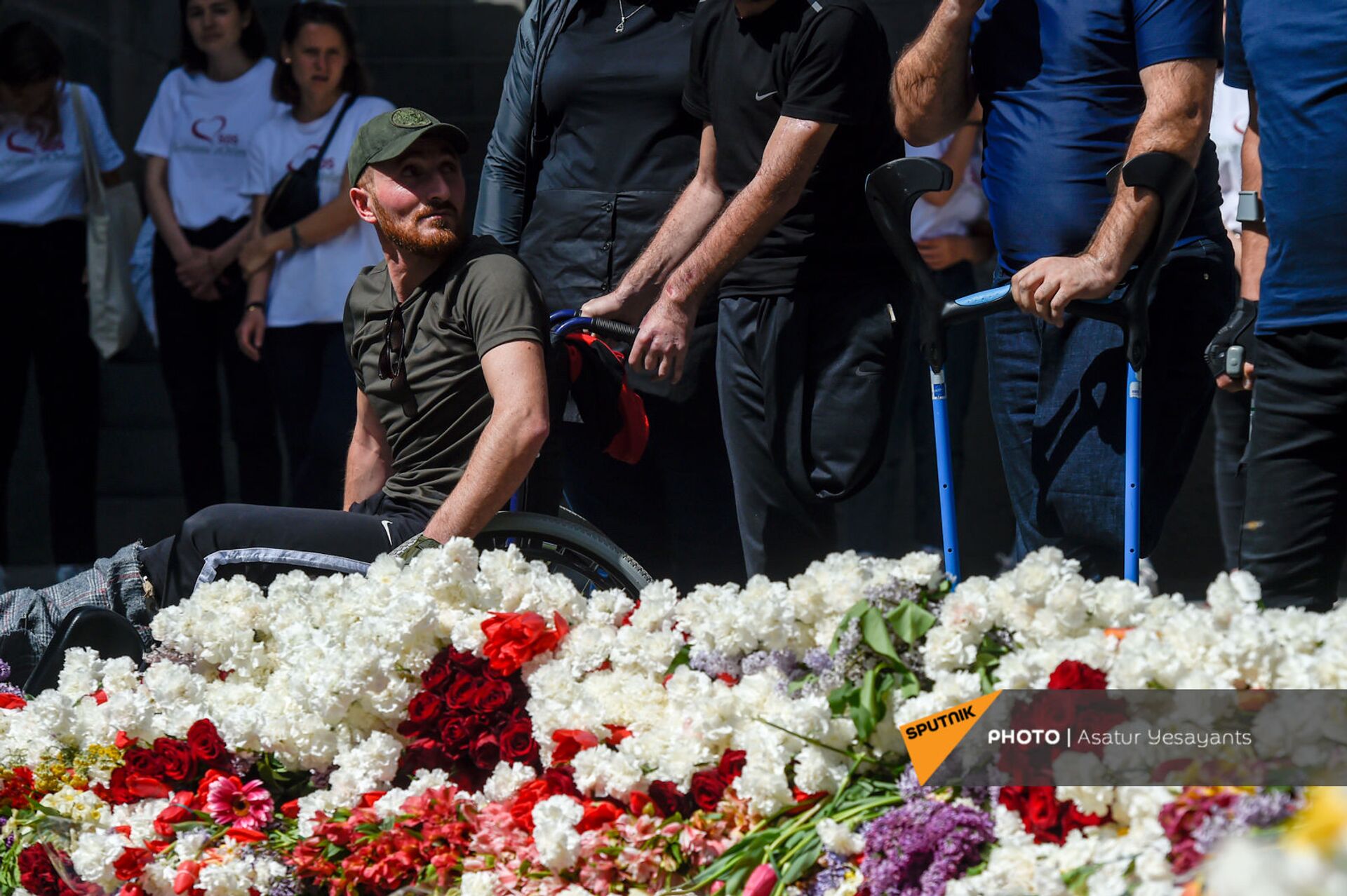 Раненные в Карабахе воины возложили цветы к Вечному огню в Цицернакаберде – видео - Sputnik Армения, 1920, 24.04.2021
