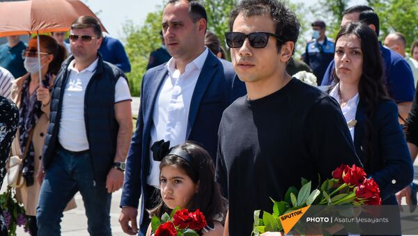 Сын и дочка премьер-министра Ашот и Арпи Пашинян в Мемориальном комплексе Цицернакаберд (24 апреля 2021). Еревaн - Sputnik Արմենիա