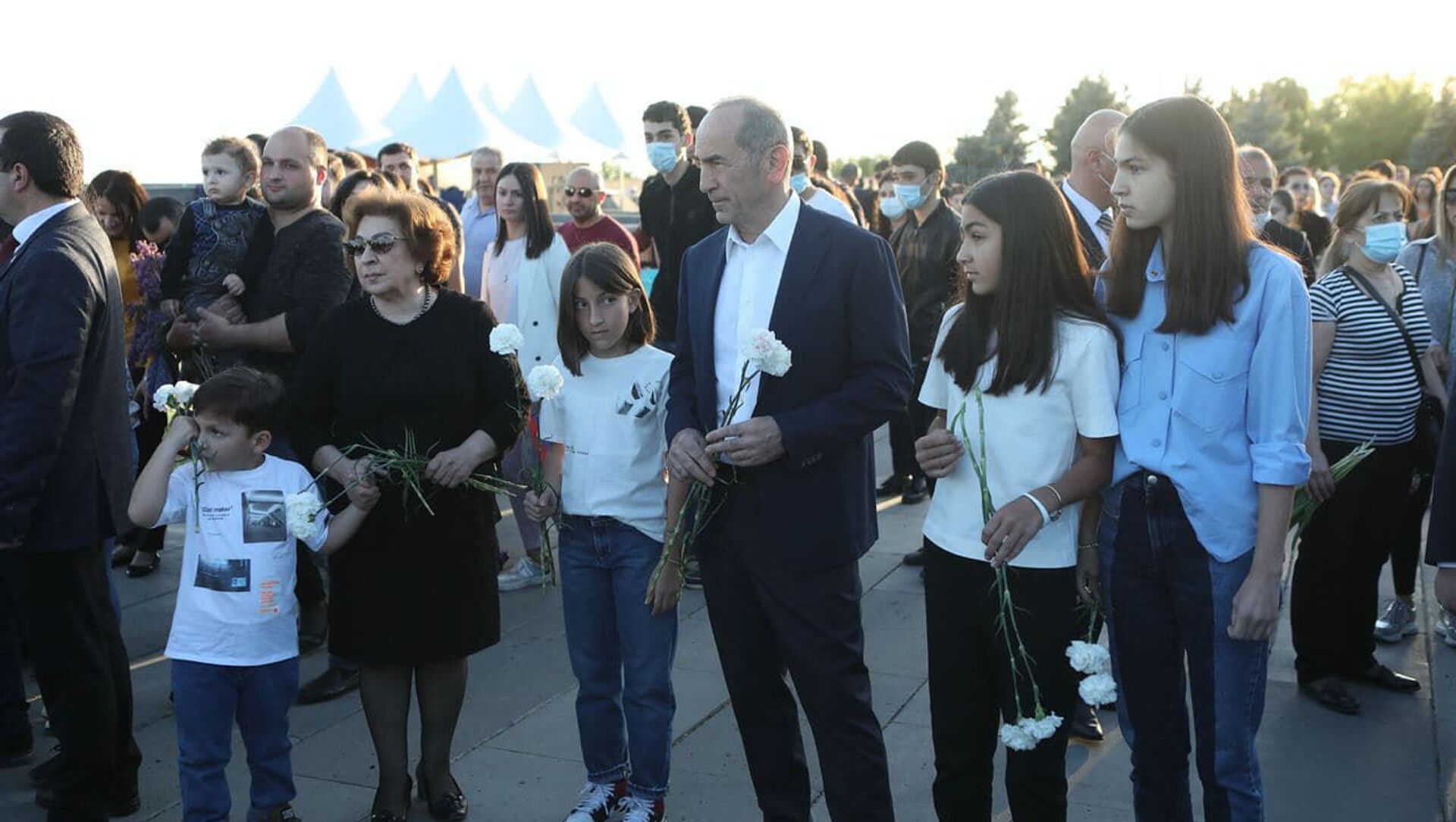 Роберт Кочарян с семьей посетили Мемориальный комплекс Цицернакаберд (24 апреля 2021). Еревaн - Sputnik Արմենիա, 1920, 24.04.2021