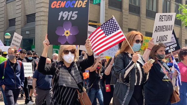 Демонстранты на митинге протеста против геноцида армян на (24 апреля 2021). Нью-Йорк - Sputnik Արմենիա