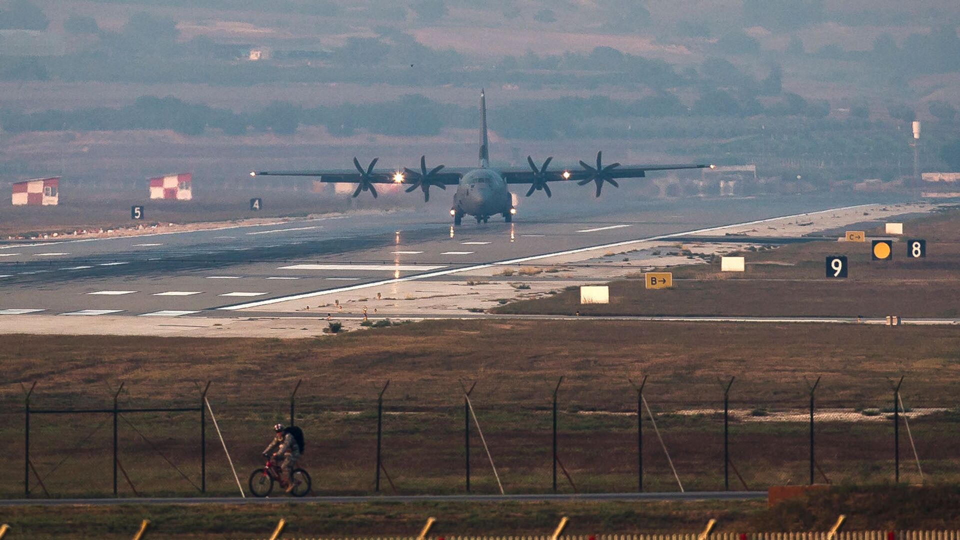 Самолет ВВС США приземляется на авиабазе Инджирлик (29 августа 2013). Турция - Sputnik Армения, 1920, 15.12.2021