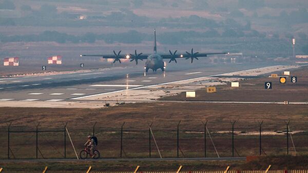 Самолет ВВС США приземляется на авиабазе Инджирлик (29 августа 2013). Турция - Sputnik Армения