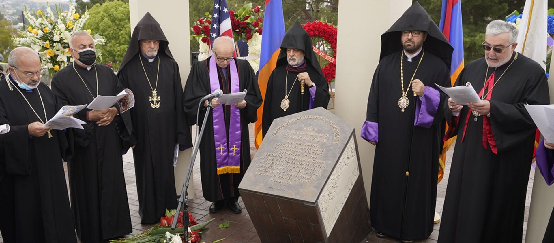 Религиозные лидеры поют на церемонии памяти жертв Геноцида армян у монумента Геноцида армян в Монтебелло (24 апреля 2021). Калифорния - Sputnik Армения, 1920, 25.04.2021