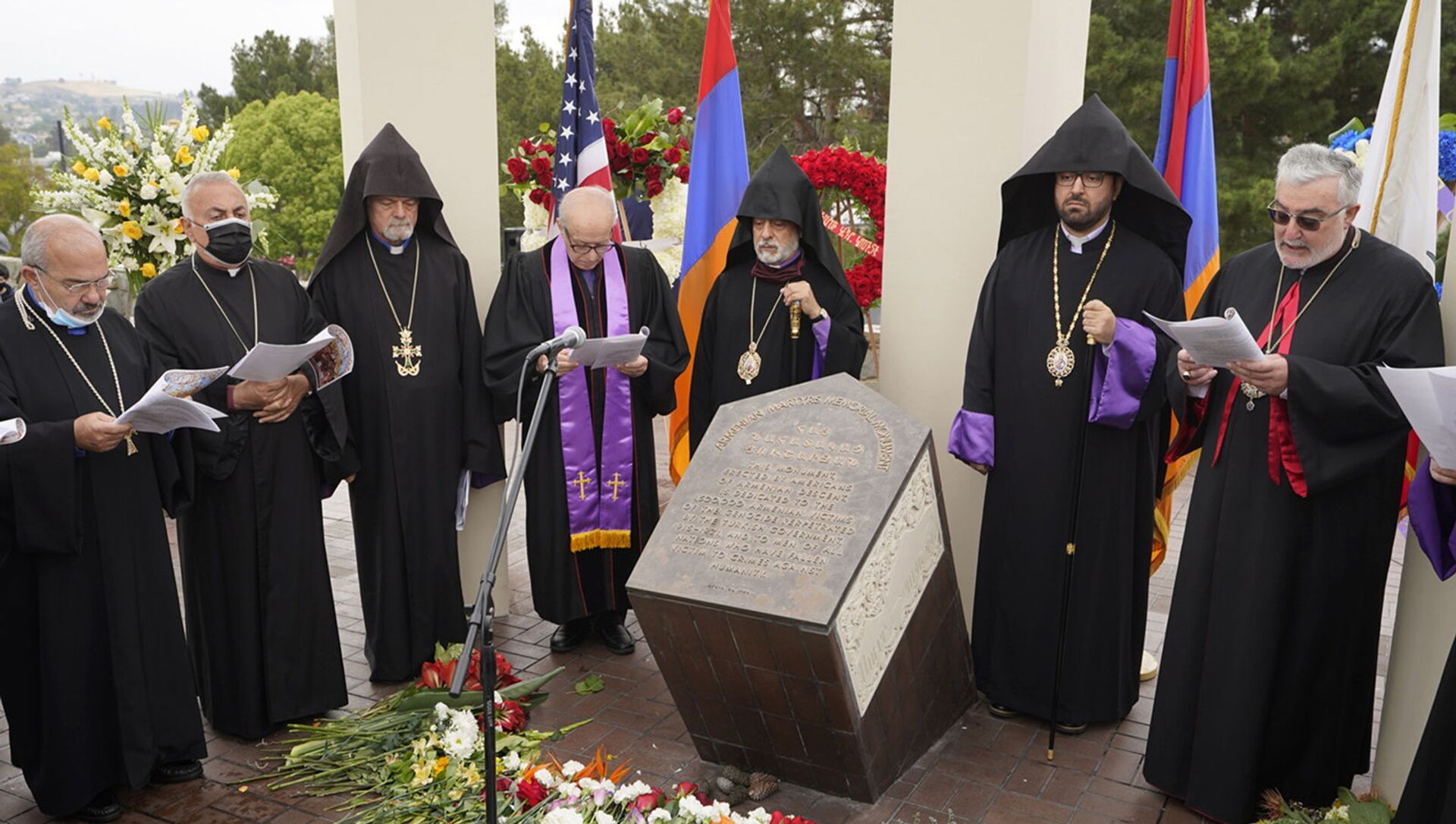 Религиозные лидеры поют на церемонии памяти жертв Геноцида армян у монумента Геноцида армян в Монтебелло (24 апреля 2021). Калифорния - Sputnik Արմենիա, 1920, 25.04.2021