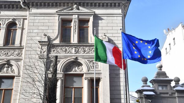 Приспущенный государственный флаг у посольства Италии в Москве - Sputnik Армения