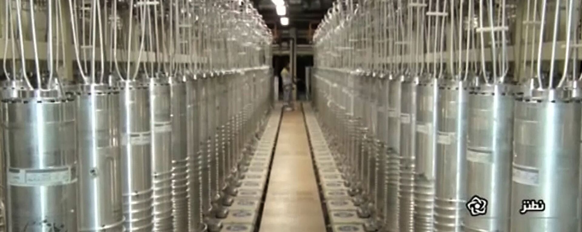 Центрифуги в коридоре на заводе по обогащению урана в Натанзе, к югу от столицы Тегерана  - Sputnik Արմենիա, 1920, 07.05.2021