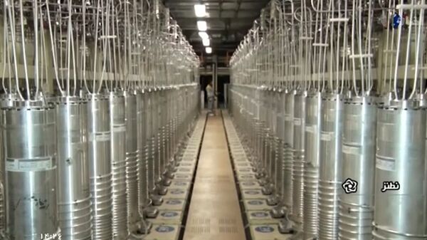 Центрифуги в коридоре на заводе по обогащению урана в Натанзе, к югу от столицы Тегерана  - Sputnik Армения