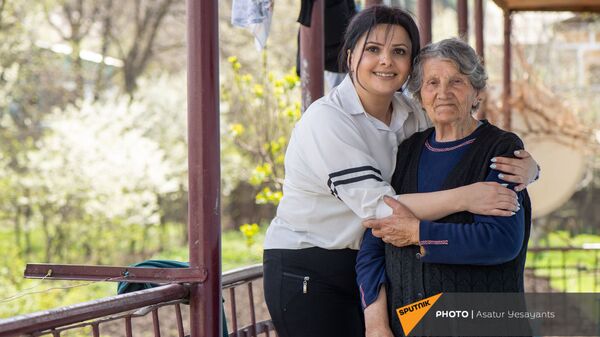 Создательница Mr Jelly Вард Хачатрян со своей бабушкой - Sputnik Արմենիա