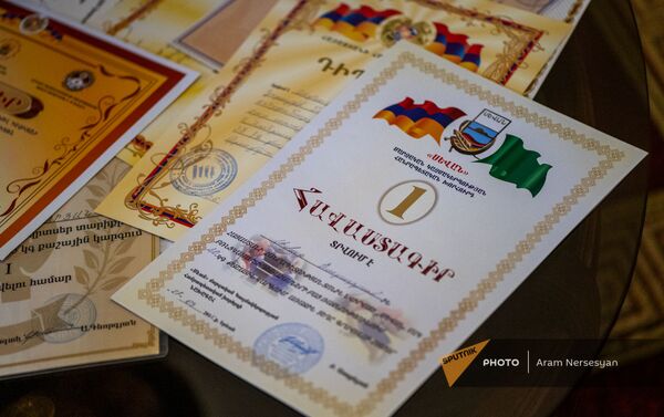 Сертификаты и дипломы героически погибшего в карабахской войне экс-чемпиона Армении по боксу Авага Назаряна  - Sputnik Армения