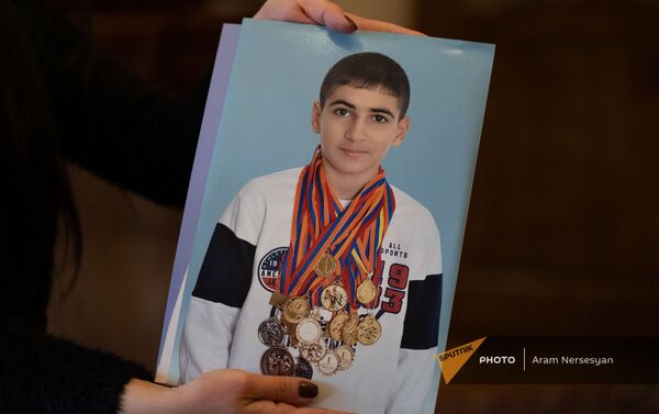 Фотография с завоеванными медалями героически погибшего в карабахской войне экс-чемпиона Армении по боксу Авага Назаряна  - Sputnik Армения