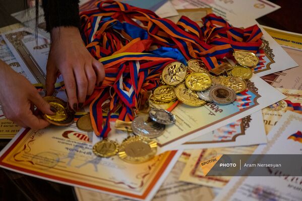 Медали и сертификаты героически погибшего в карабахской войне экс-чемпиона Армении по боксу Авага Назаряна  - Sputnik Армения