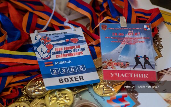 Медали и сертификаты героически погибшего в карабахской войне экс-чемпиона Армении по боксу Аво Назаряна  - Sputnik Армения