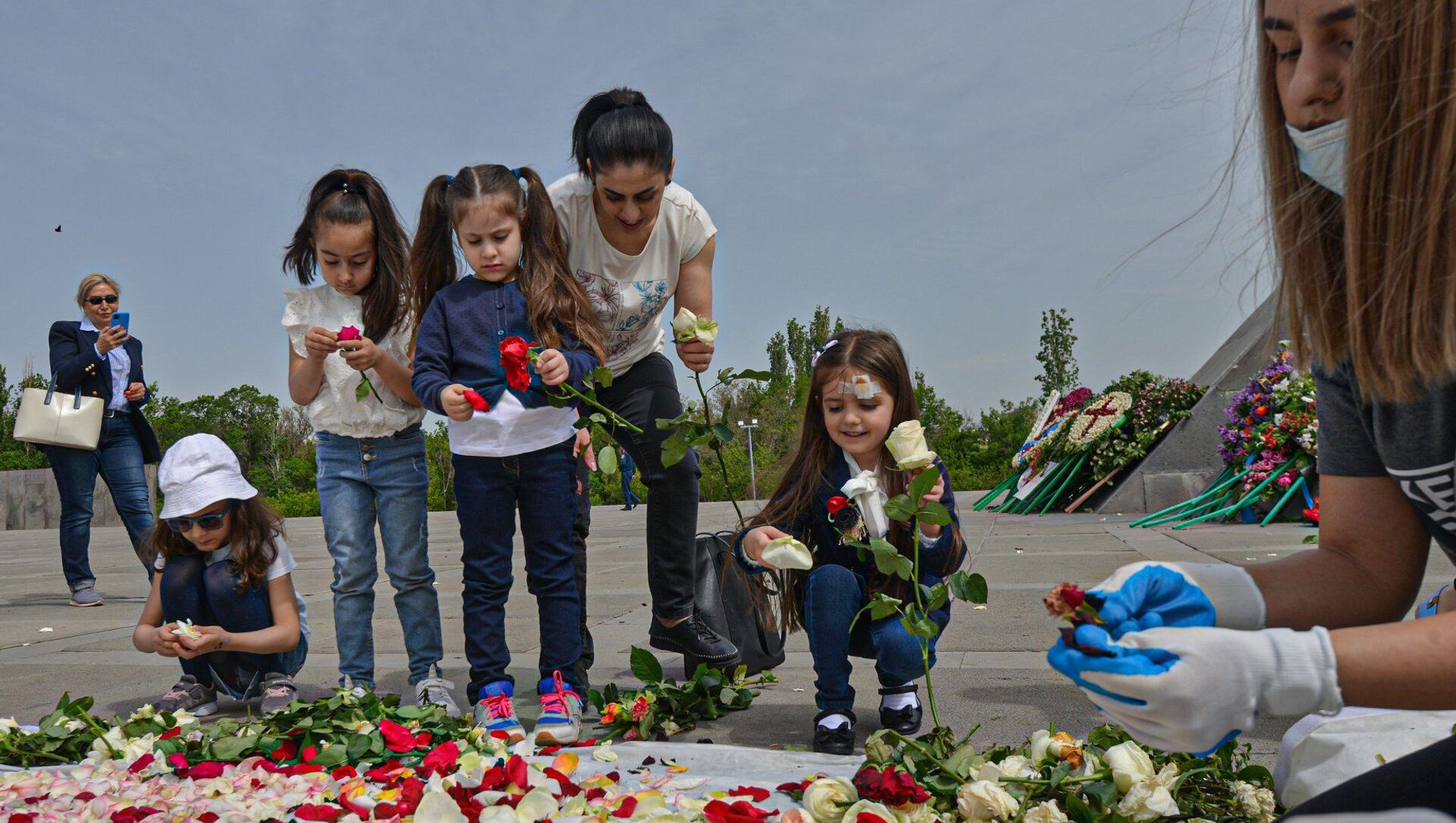 Дети собирают цветы с мемориала Цицернакаберд для переработки в душистую бумагу (27 апреля 2021). Еревaн - Sputnik Արմենիա, 1920, 27.04.2021