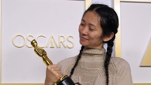 Китайский режиссер и продюсер Хлоя Чжао, обладательница премии за картину и режиссер фильма «Страна кочевников», позирует в пресс-центре на церемонии вручения премии «Оскар» (25 апреля 2021). Лос-Анджелес - Sputnik Армения