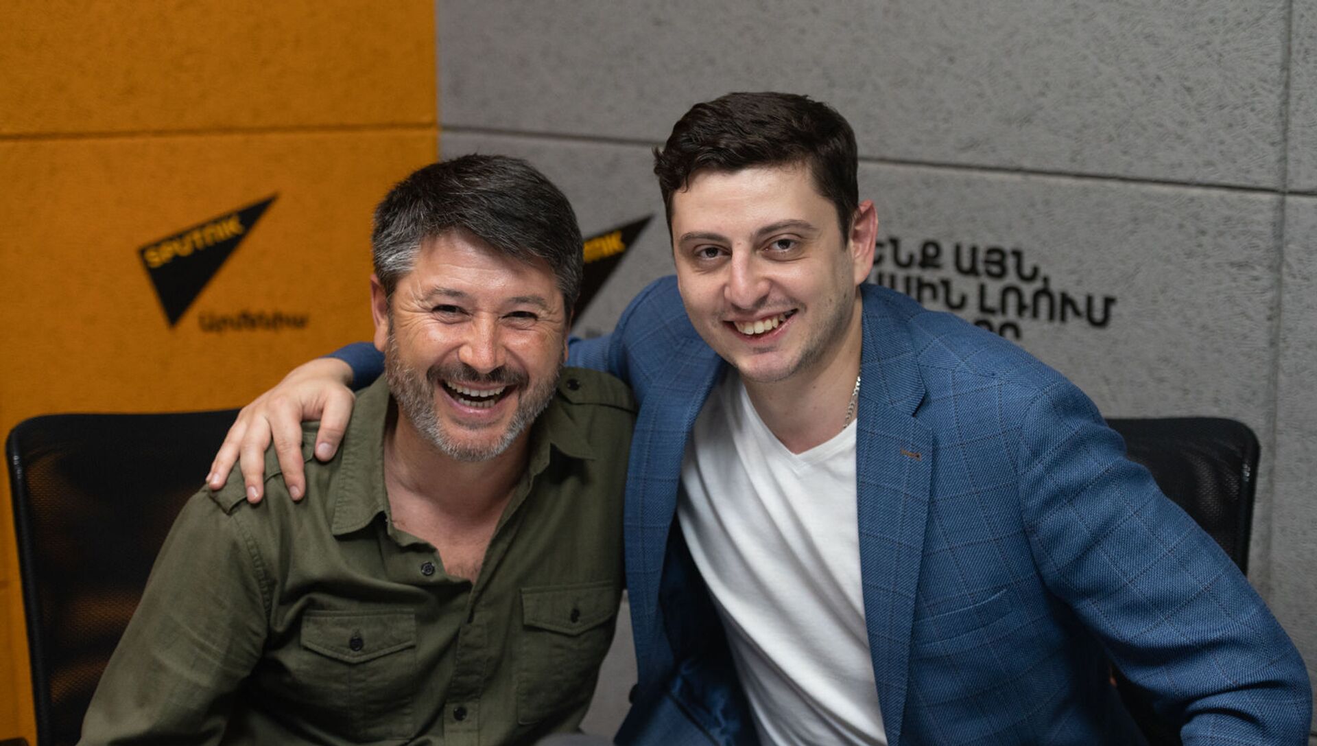 Испанский дирижер Хуан Антонио Рамирес (слева) и виолончелист Нарек Ахназарян в гостях радио Sputnik Армения - Sputnik Армения, 1920, 28.04.2021