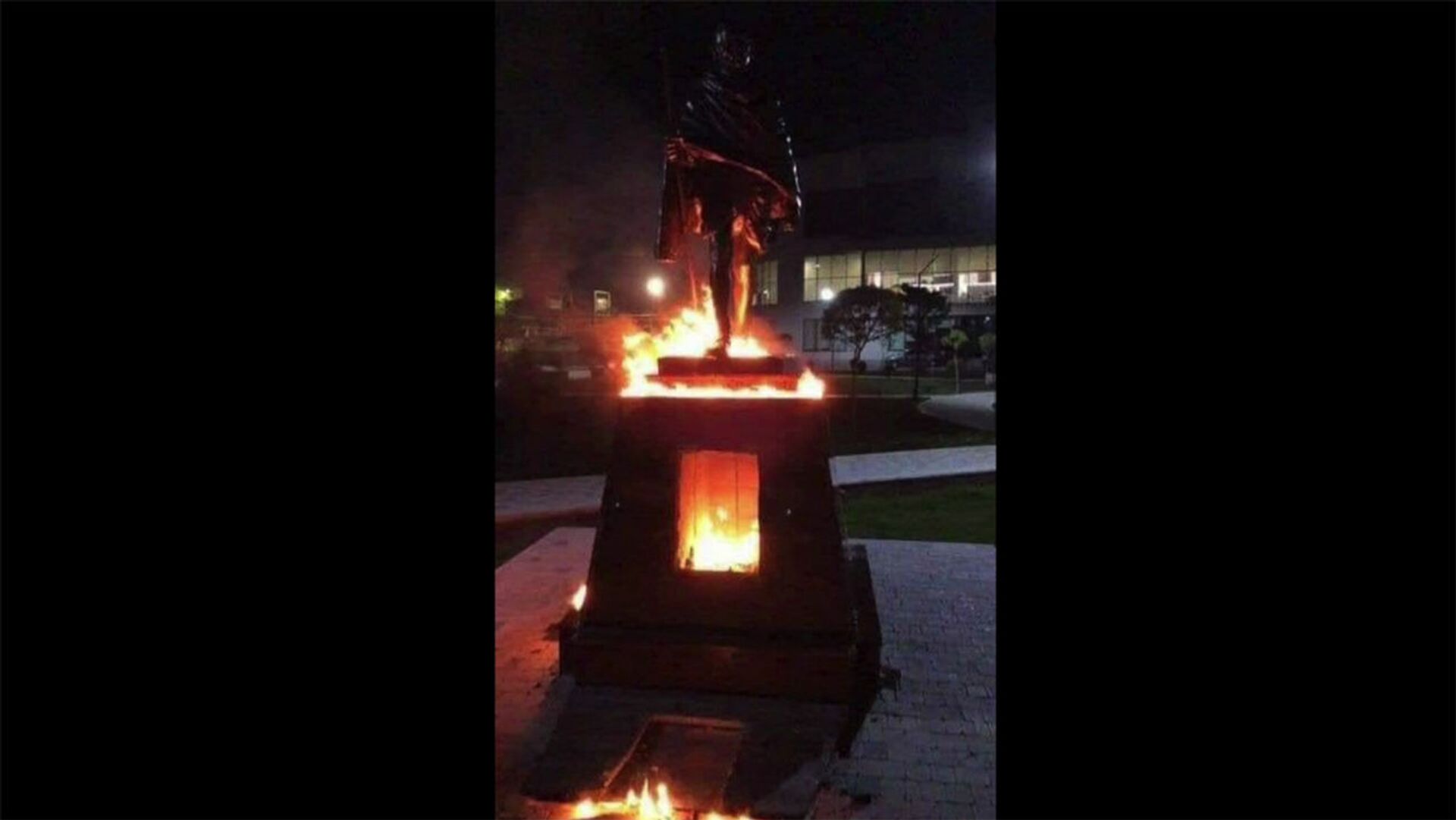 Երևանում հրկիզել են Գանդիի արձանը. քաղաքապետարանը դատապարտում է և վանդալիզմ որակում - Sputnik Արմենիա, 1920, 29.04.2021