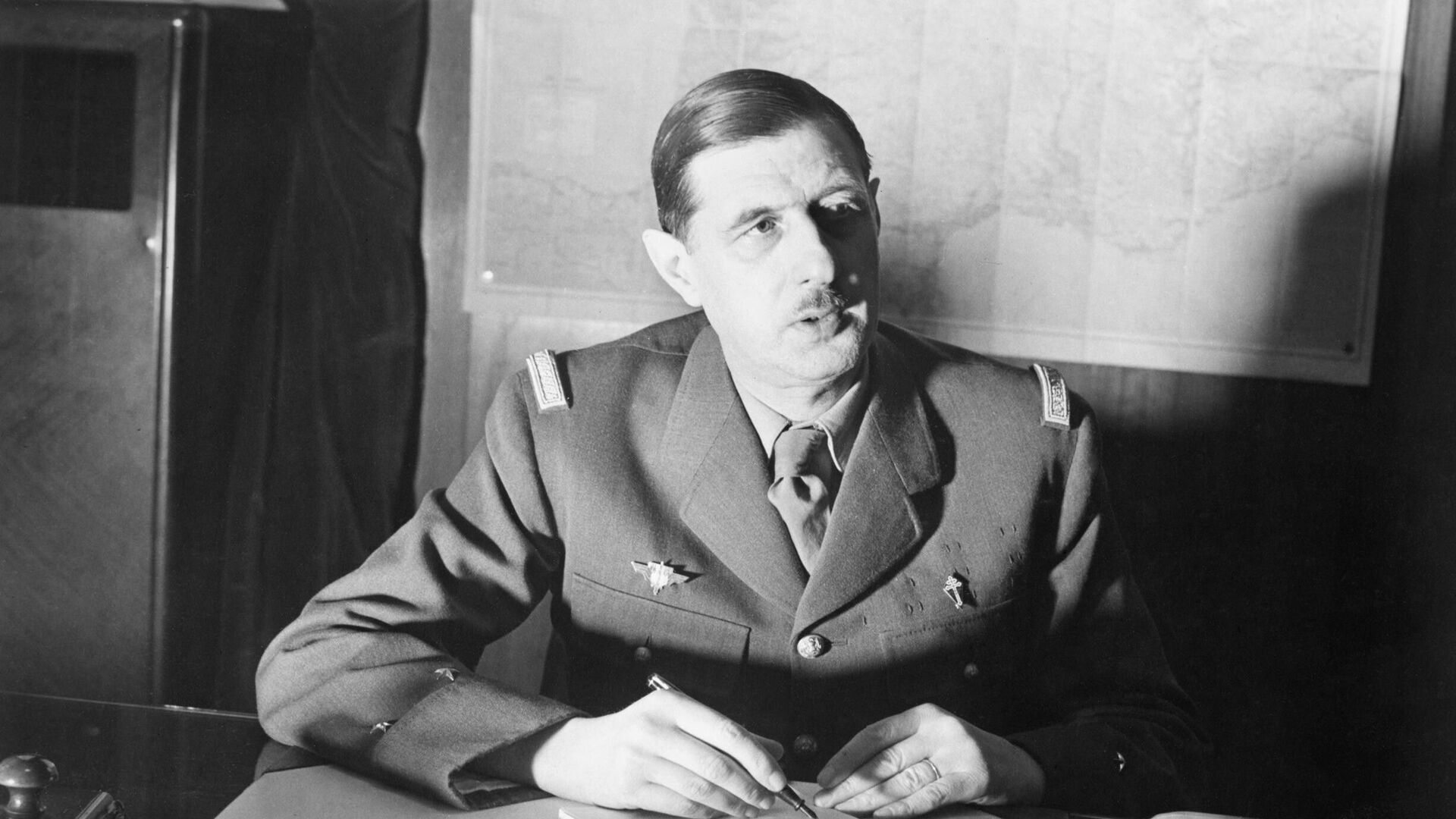 Командующий силами Свободной Франции генерал Шарль де Голль сидит за своим столом в Лондоне во время Второй мировой войны. - Sputnik Արմենիա, 1920, 28.04.2021