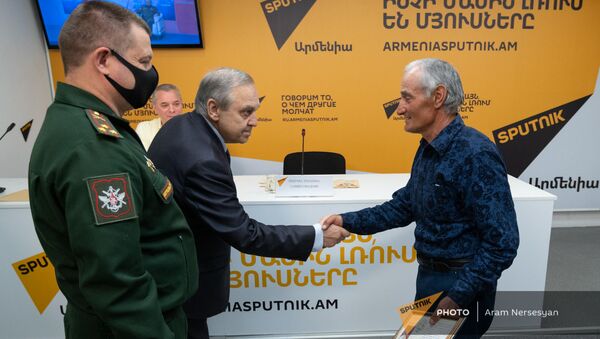 Георгий Мурадов вручает сертификат на медаль Самвелу Мадояну во время телемоста с Симферополем в пресс-центре Sputnik Армения (30 апреля 2021). Еревaн - Sputnik Արմենիա