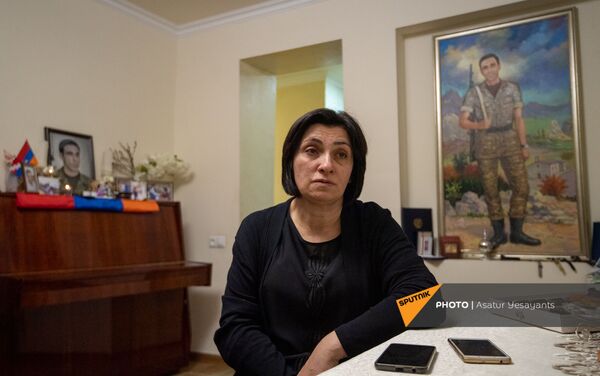 Мама Грайра Еганяна, Шушан, рассказывает о погибшем сыне - Sputnik Армения