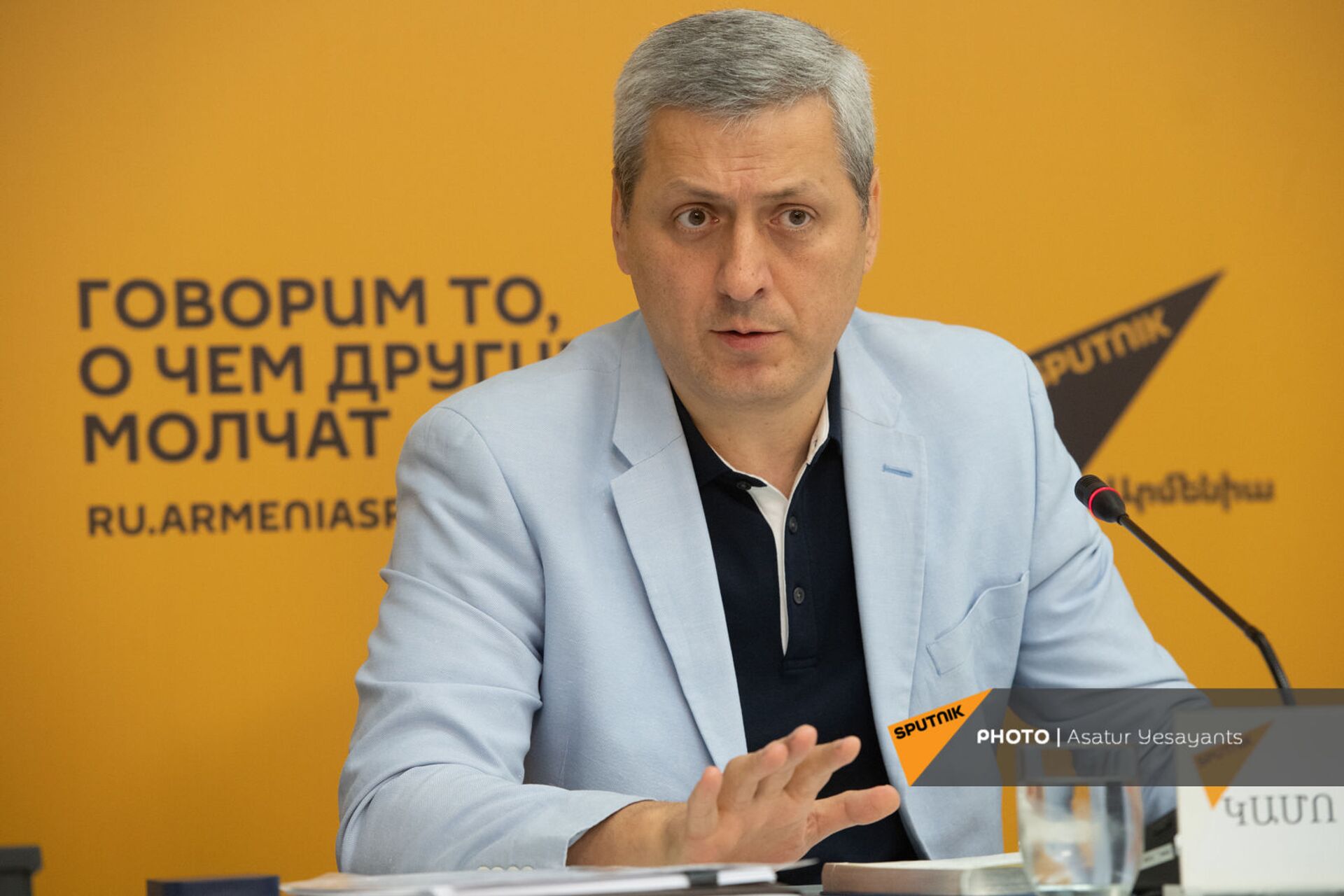 Страсти вокруг Джаз-феста: Камо Мовсесян вернул золотую медаль мэрии Страсти вокруг Джаз-феста: Камо Мовсесян вернул золотую медаль мэрии - Sputnik Армения, 1920, 01.05.2021