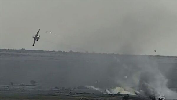 Армянский Су-25 наносит удар по азербайджанским позициям в ходе войны в Карабахе - Sputnik Армения