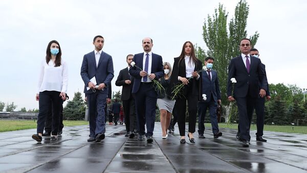 Члены делегации Постоянной комиссии по международным отношениям парламента Ирака посетили мемориал Цицернакаберд (1 мая 2021). Еревaн - Sputnik Արմենիա
