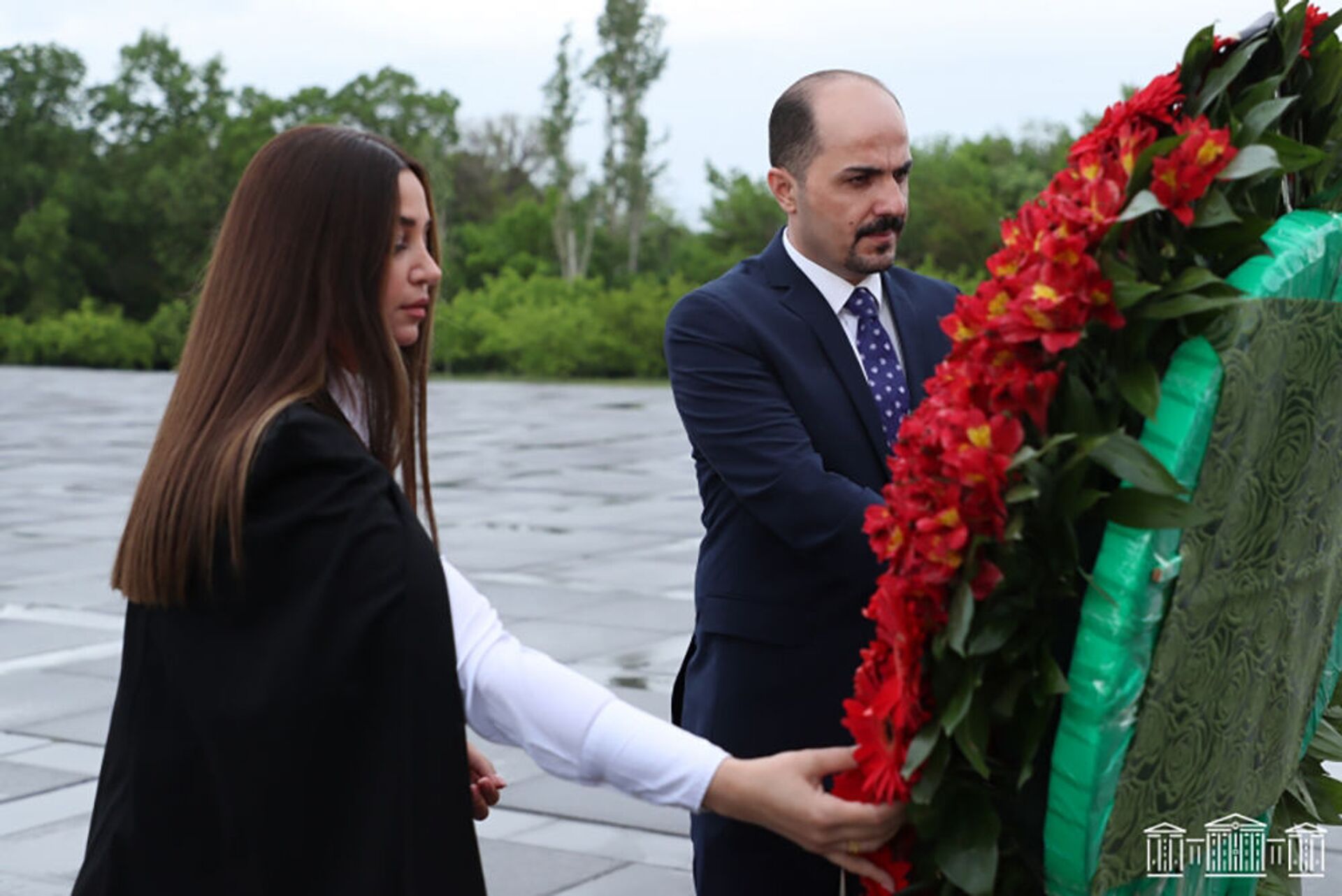 Իրաքի խորհրդարանի պատվիրակության անդամներն այցելել են Ծիծեռնակաբերդ Իրաքի խորհրդարանի պատվիրակության անդամներն այցելել են Ծիծեռնակաբերդ - Sputnik Արմենիա, 1920, 01.05.2021