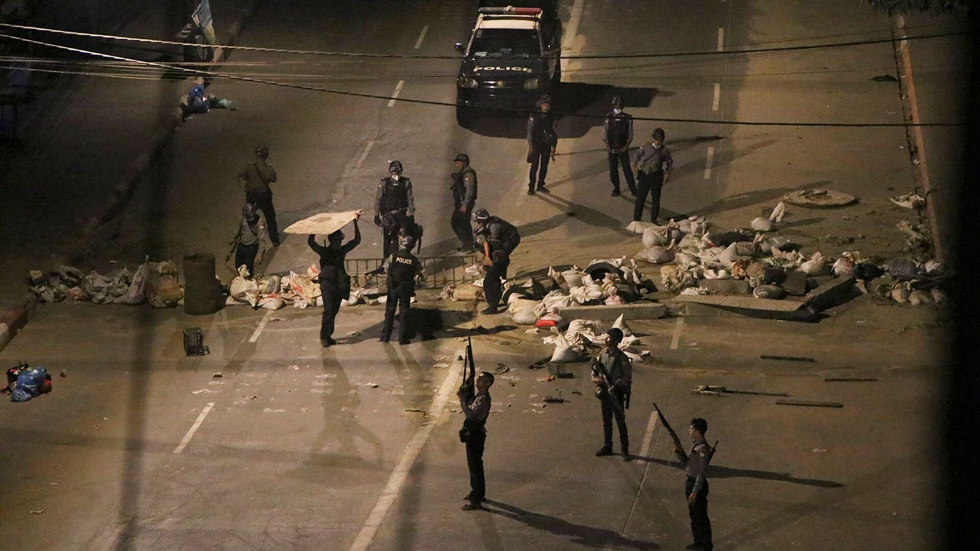 Вооруженная полиция снимает временные заграждения, установленные протестующими в центре Янгона (21 марта 2021). Мьянма - Sputnik Армения, 1920, 03.05.2021