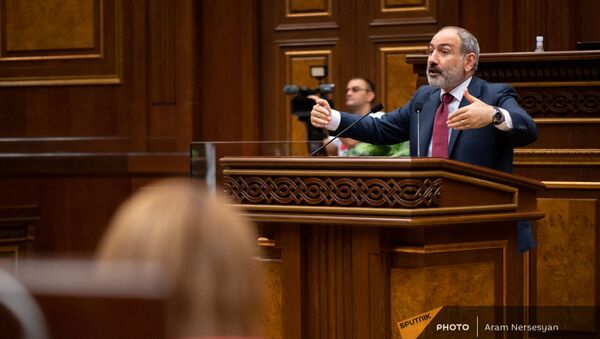 Премьер-министр Никол Пашинян отвечает на вопросы депутатов во время внеочередного заседания Парламента (3 мая 2021). Еревaн - Sputnik Արմենիա