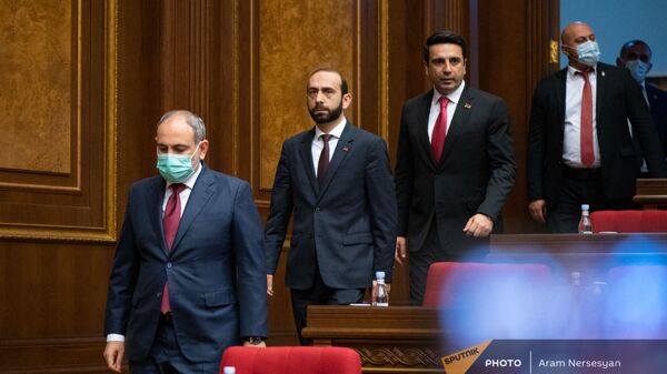 Премьер-министр Никол Пашинян заходит в зал заседаний перед началом внеочередного заседания Парламента (3 мая 2021). Еревaн - Sputnik Армения
