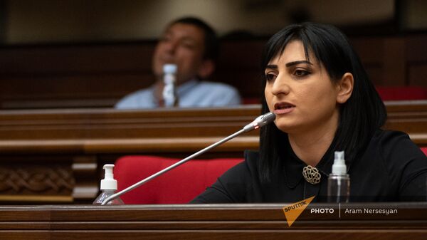 Депутат Тагуи Товмасян задает вопрос премьер-министру во время внеочередного заседания Парламента (3 мая 2021). Еревaн - Sputnik Армения
