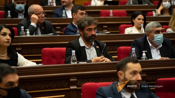 Депутаты фракции Мой шаг во время внеочередного заседания Парламента (3 мая 2021). Еревaн - Sputnik Армения