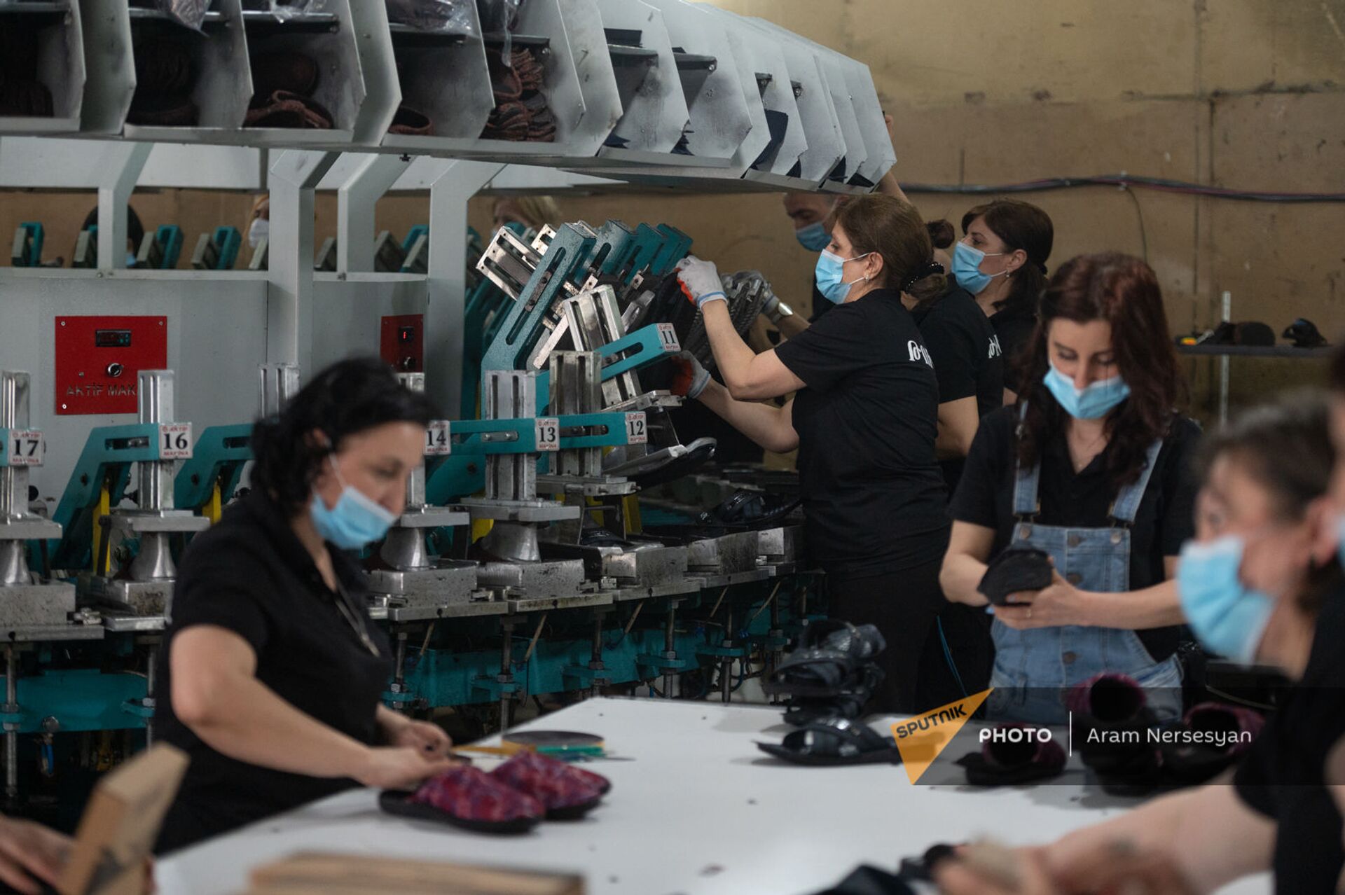 Made in Armenia QR կոդով հողաթափեր` Ռուսաստանի համար. հայ գործարարների կյանքը հեշտացել է Made in Armenia QR կոդով հողաթափեր` Ռուսաստանի համար. հայ գործարարների կյանքը հեշտացել է - Sputnik Արմենիա, 1920, 04.05.2021