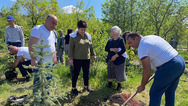 Гадрутцы организовали посадку деревьев в парке Возрождения в 2-м Норкском массиве (3 мая 2021). Еревaн - Sputnik Արմենիա