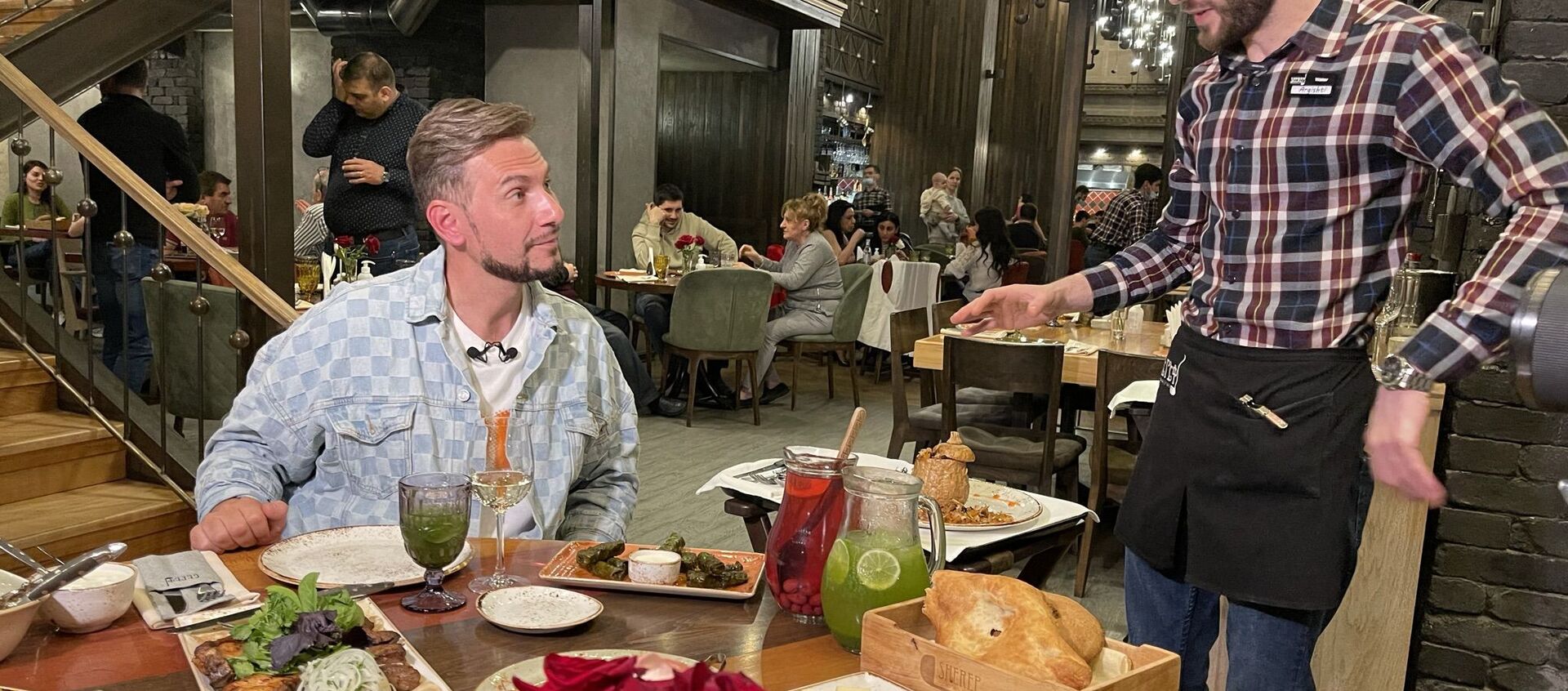 Телеведущий Андрей Разыграев в одном из ереванских ресторанов - Sputnik Армения, 1920, 04.05.2021
