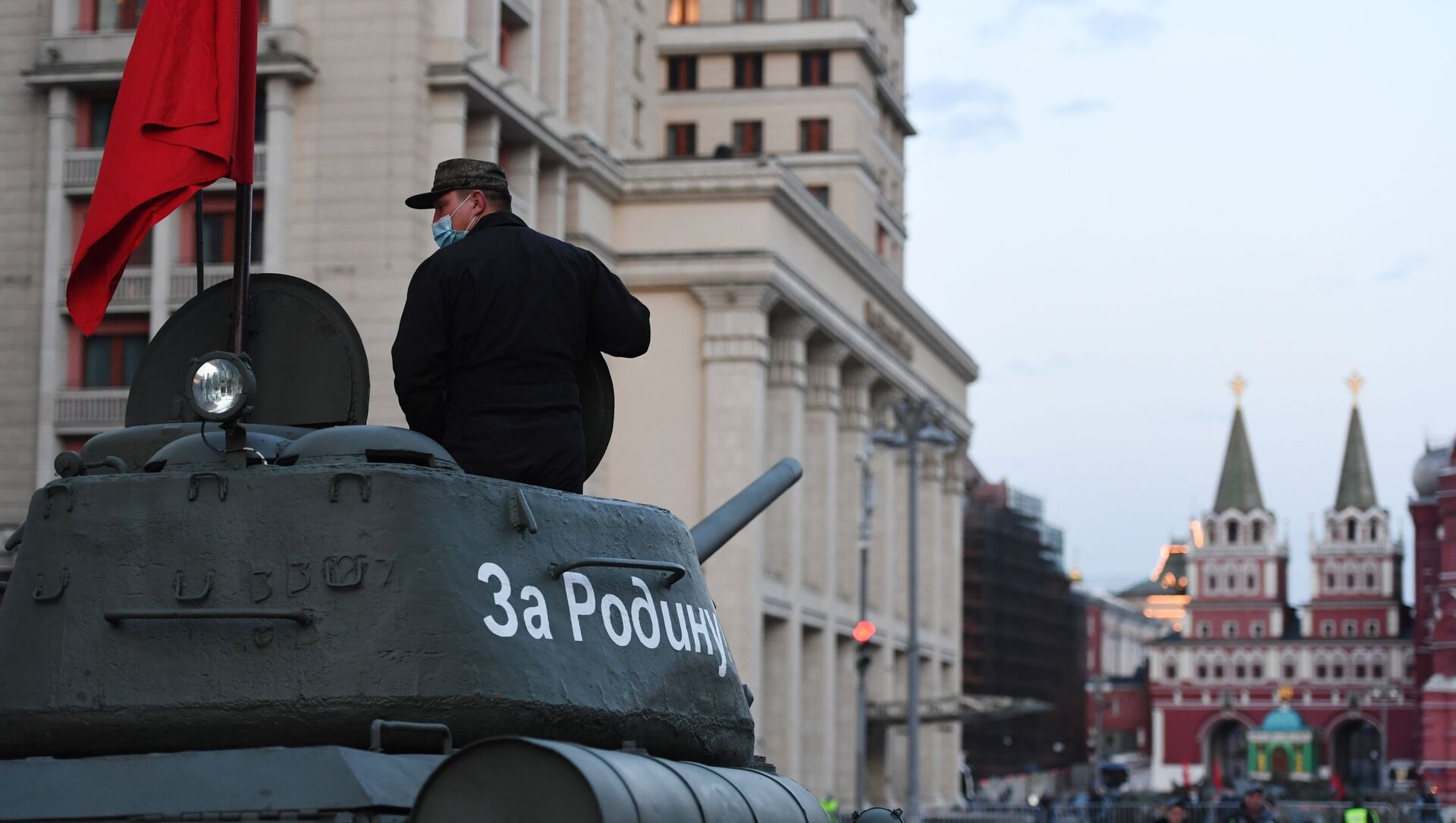 Исторический танк Т-34-85 на репетиции парада к 76-й годовщине Победы в Великой Отечественной войне. - Sputnik Армения, 1920, 04.05.2021